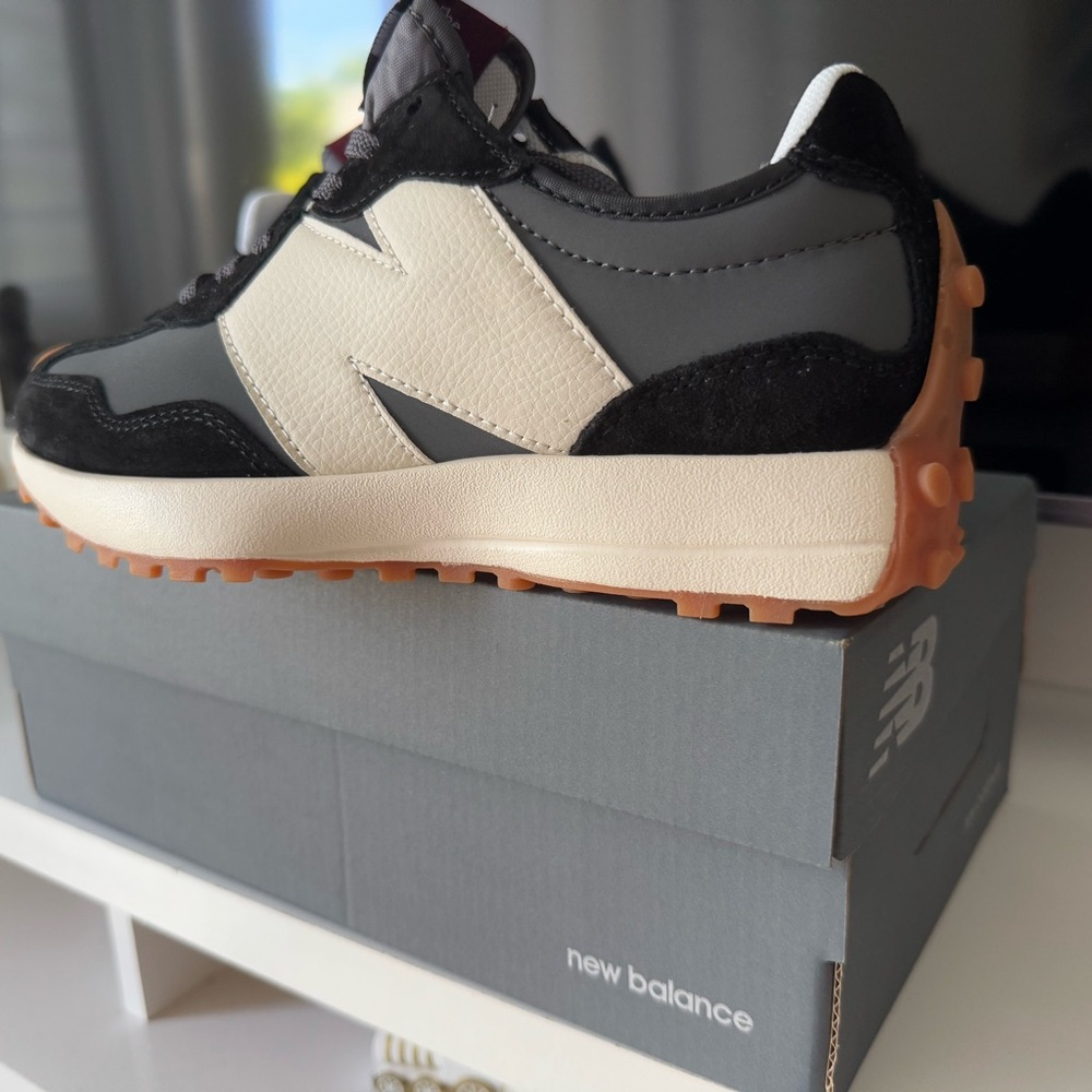 New Balance Black and White 327